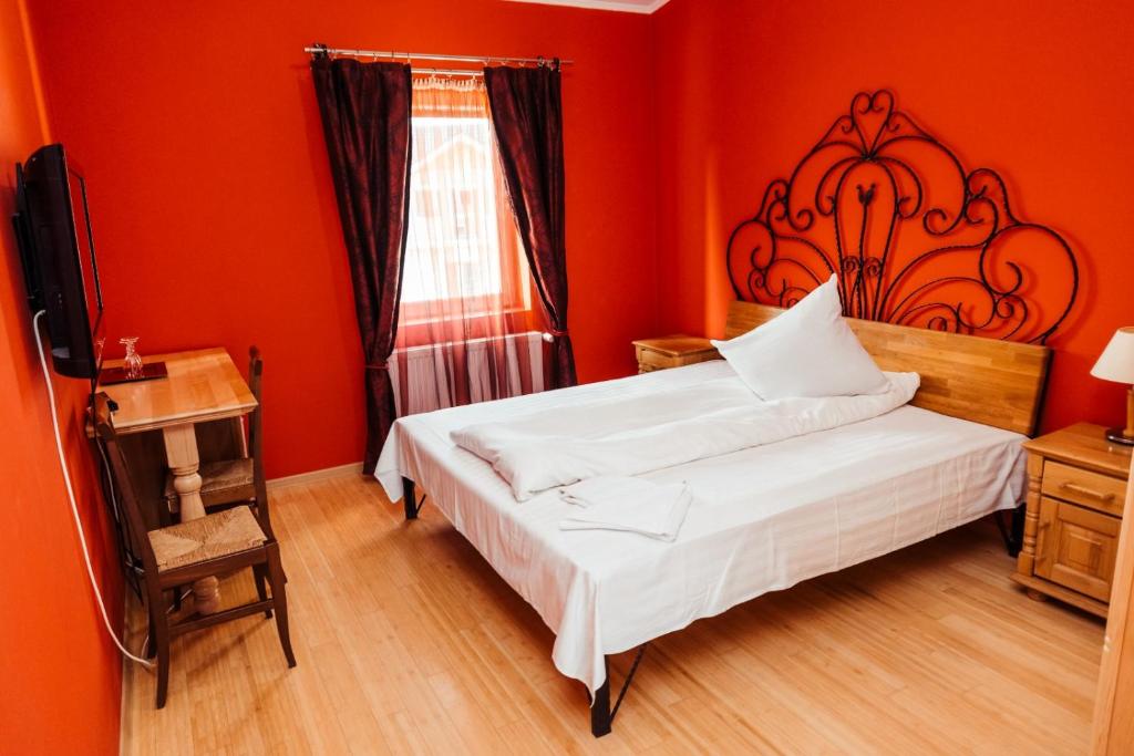 CugirHotel President Cugir的红色的房间,设有床和窗户