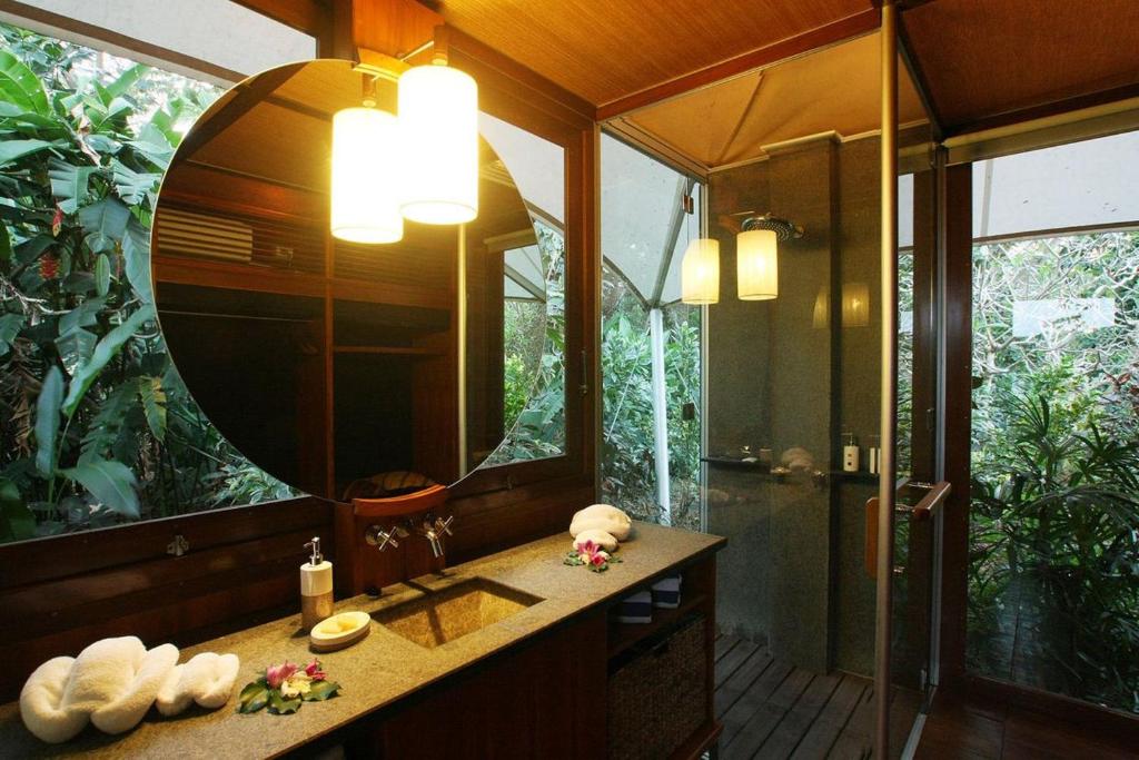 劳托卡斐济兰花度假村的一间带镜子、水槽和淋浴的浴室