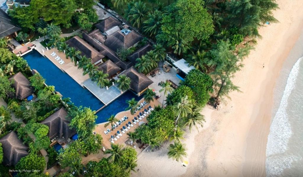 蔻立Seaview Resort Khao Lak - SHA Plus的享有度假村和海滩的空中景致