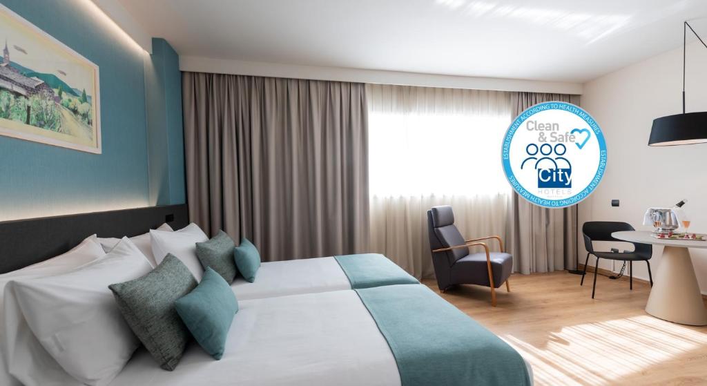 巴塞罗那巴塞罗那雅典娜公寓式酒店的配有一张床和一张书桌的酒店客房