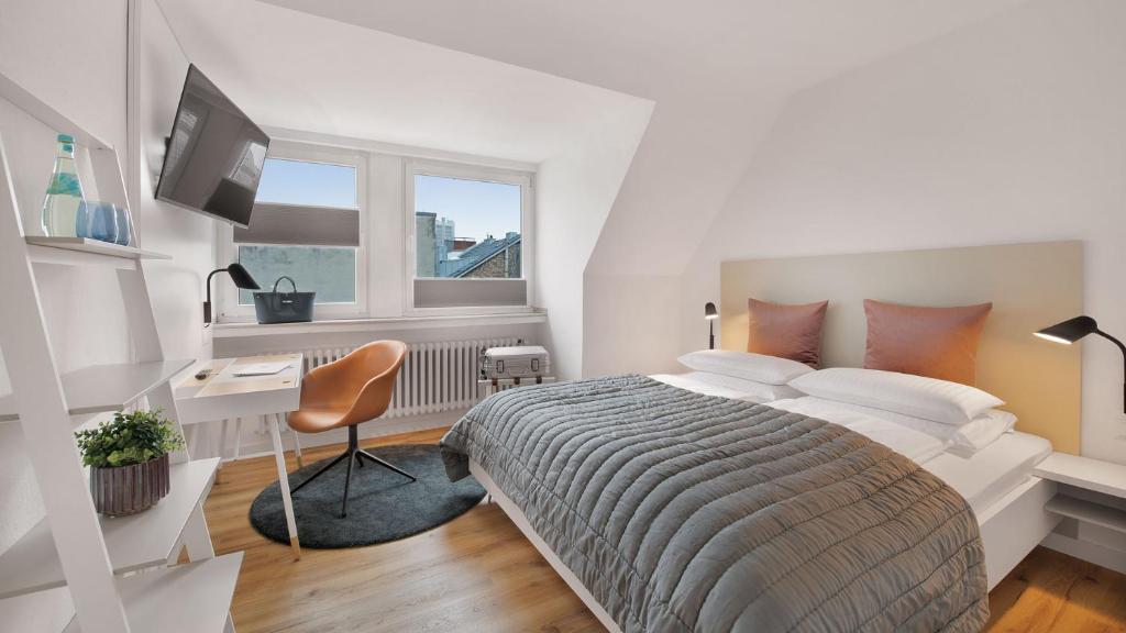 波恩Beethoven Hotel Dreesen - furnished by BoConcept的白色的卧室设有床、书桌和窗户
