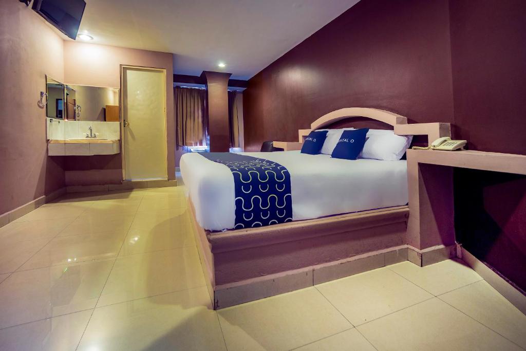 Capital O Hotel Diro, Monterrey客房内的一张或多张床位