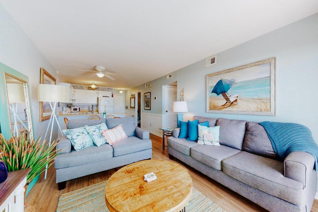 默特尔比奇Ocean Retreat & Villas的客厅配有两张沙发和一张桌子