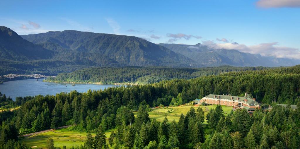 史蒂文森斯卡马尼亚旅馆的一座位于山丘上的别墅,拥有湖泊和山脉