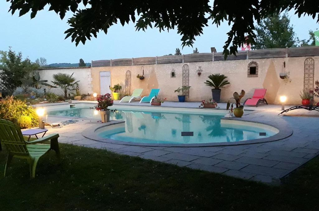 DuravelMaison de 2 chambres avec piscine partagee jardin clos et wifi a Duravel的院子里的游泳池周围设有椅子