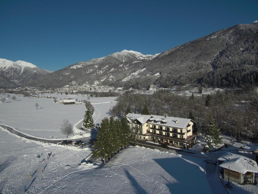 卡德尔佐内里约酒店的雪地中度假村的空中景观
