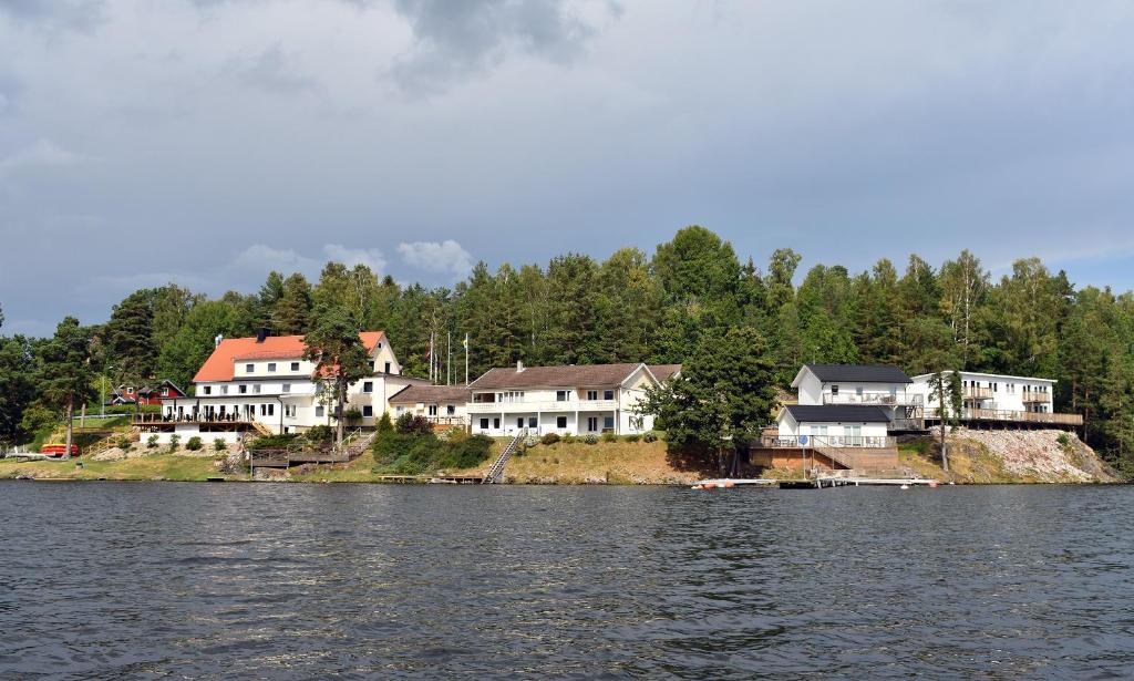 HåverudHåveruds hotell och konferens的湖岸上的一群房子