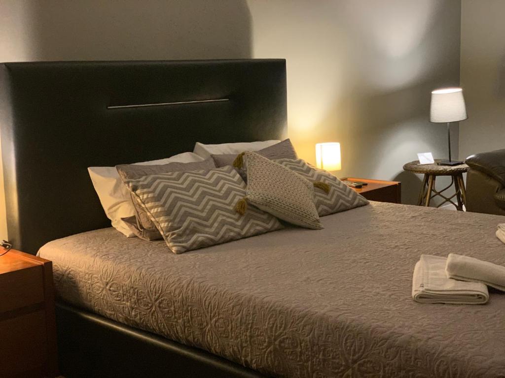 波尔图Invicta House Gold的一间卧室配有带枕头的床