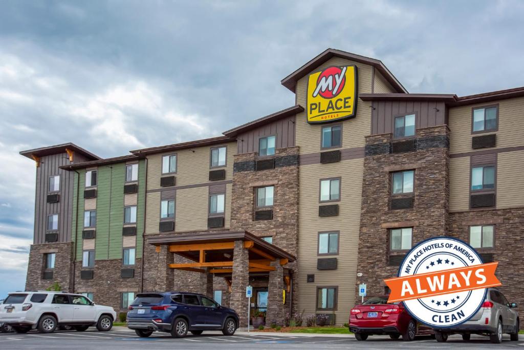 卡利斯佩尔My Place Hotel-Kalispell, MT的大型酒店门前设有停车场