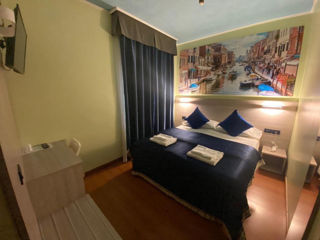 法瓦罗威尼托杜卡勒酒店的一间卧室配有一张壁画床