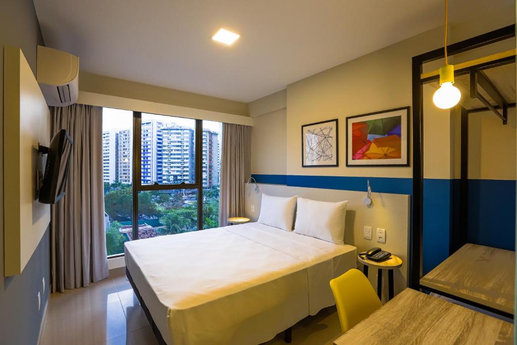 累西腓Transamerica Fit Recife的酒店客房设有床和窗户。
