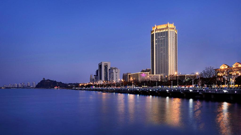 镇江镇江兆和皇冠假日酒店的夜晚的城市,河流和建筑