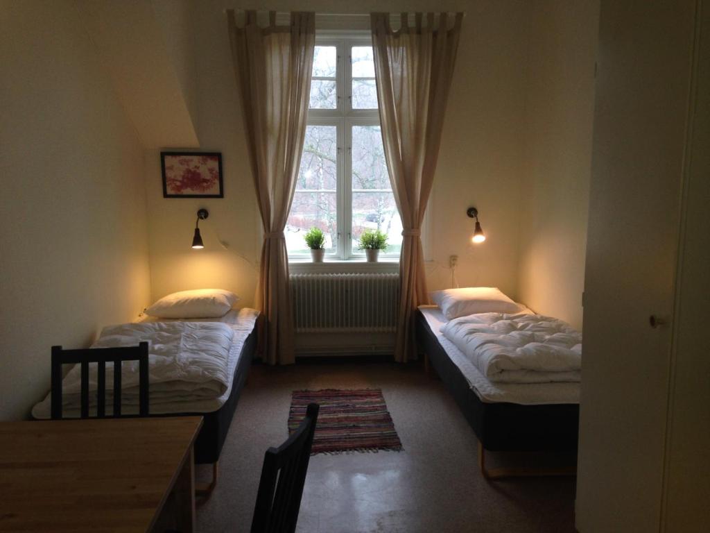 龙讷比罗恩比·布朗斯帕·凡卓赫住宿加早餐旅馆的客房设有两张床和窗户。