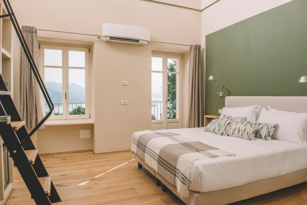 斯特雷萨Casa Rampolina的一间卧室设有一张床,楼梯设有窗户