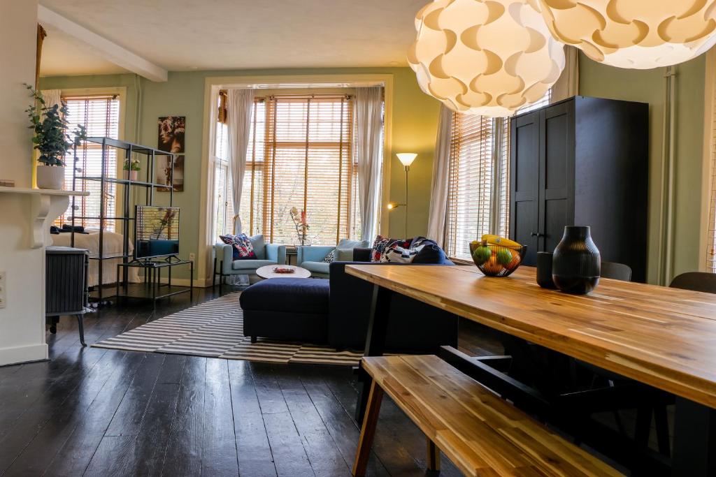 米德尔堡Stylish City apartments Middelburg的客厅配有桌子和沙发