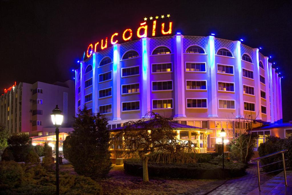 阿菲永阿菲永奥鲁卡格鲁温泉度假酒店的上面有灯的标志的酒店大楼