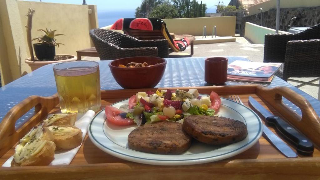 蒂哈拉费Casa Los Mangos的一张桌子,上面放着一盘食物和一杯啤酒