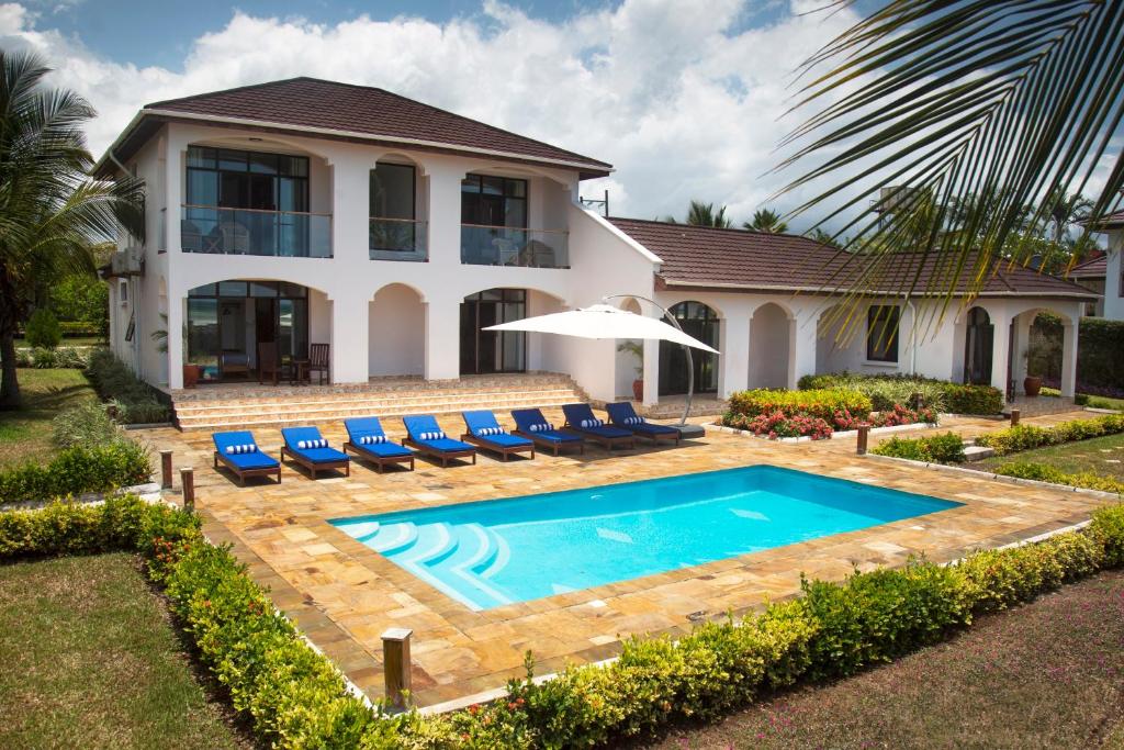 MarumbiKena Beach Villas的房屋前有游泳池的房子
