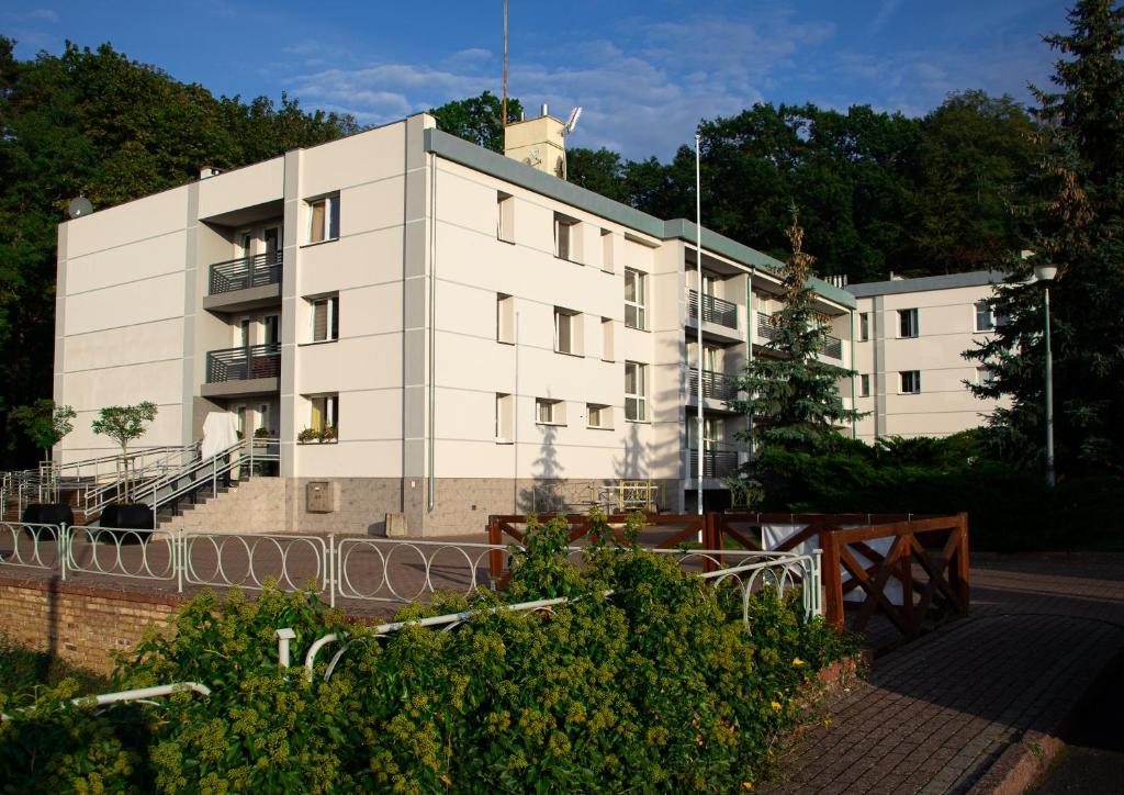 斯拉百斯Olimpik Park的白色的公寓楼,前面设有围栏