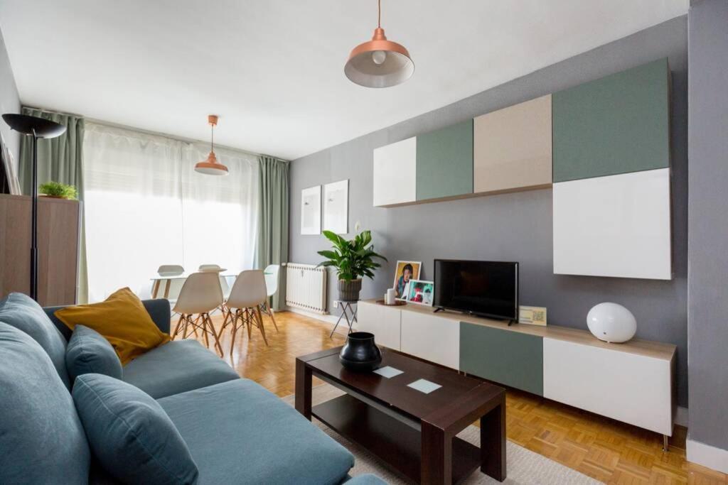 萨拉戈萨SANTANDER - Apartamento ejectutivo con garaje的客厅配有蓝色的沙发和电视
