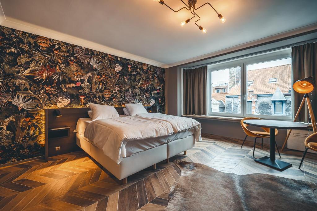 奥斯坦德Prado Next Door的一间卧室配有一张带大型花卉壁纸的床
