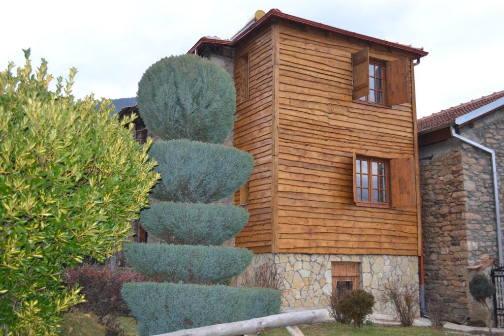 比托拉Villa Dihovo的前面有一棵树的房子