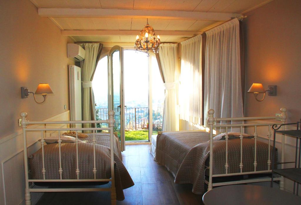 贝加莫圣特拉思默住宿加早餐旅馆的一间卧室设有两张床和大窗户