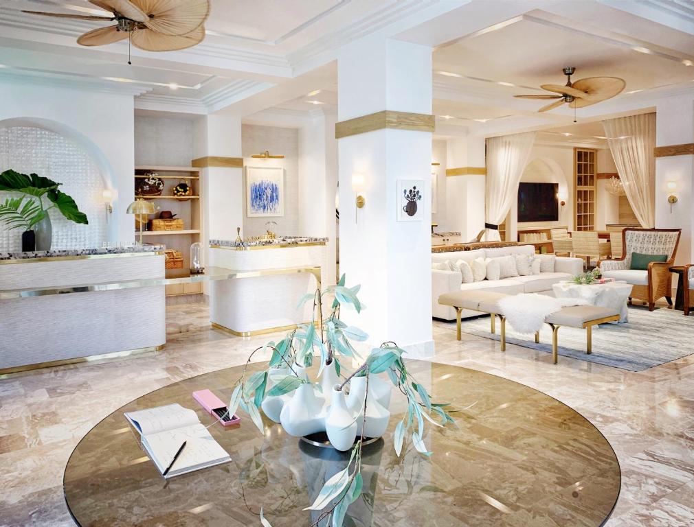 棕榈滩White Elephant Palm Beach的客厅配有桌子和沙发