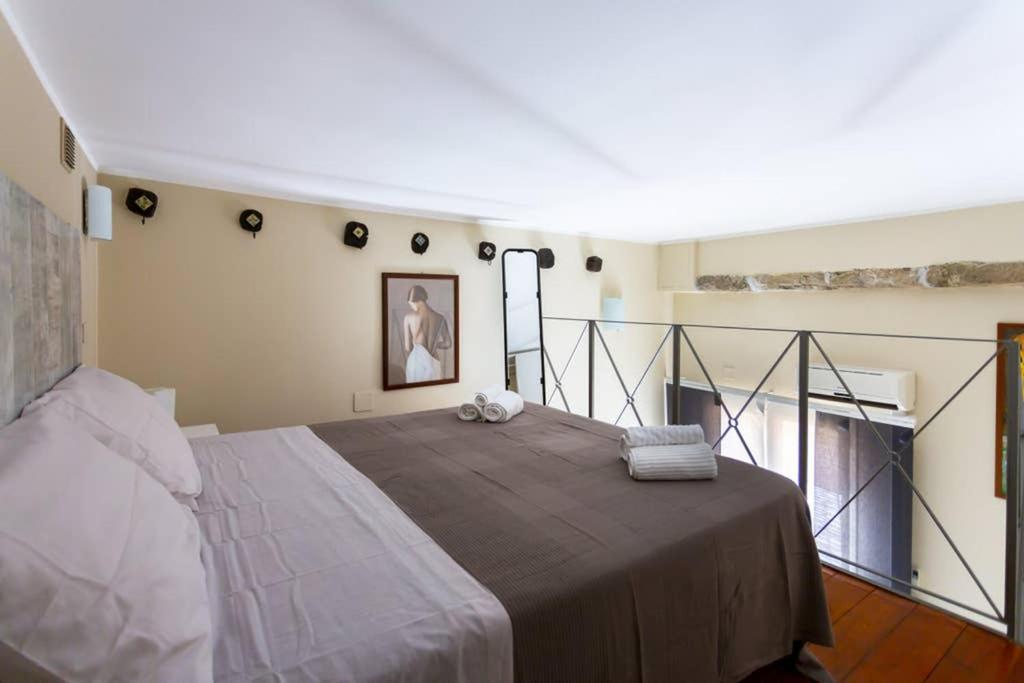 巴勒莫Da Mari e Paolo的一间卧室,卧室内配有一张大床