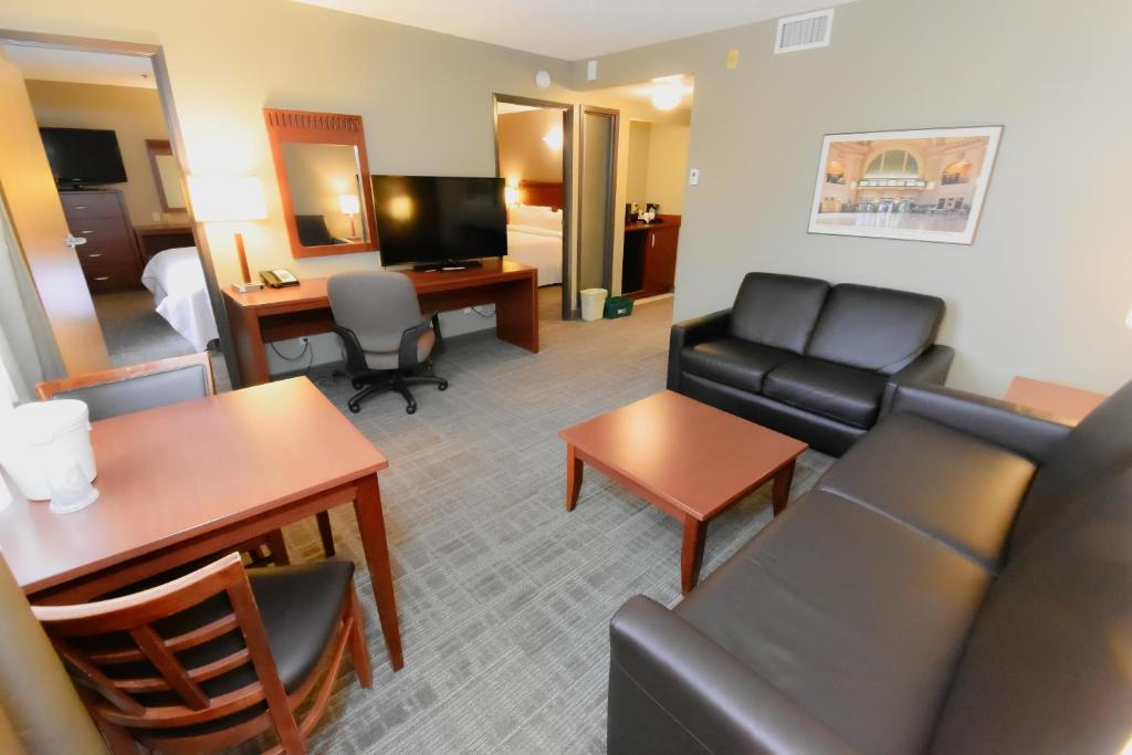 温尼伯Canad Inns Destination Centre Fort Garry的客厅配有沙发和桌子