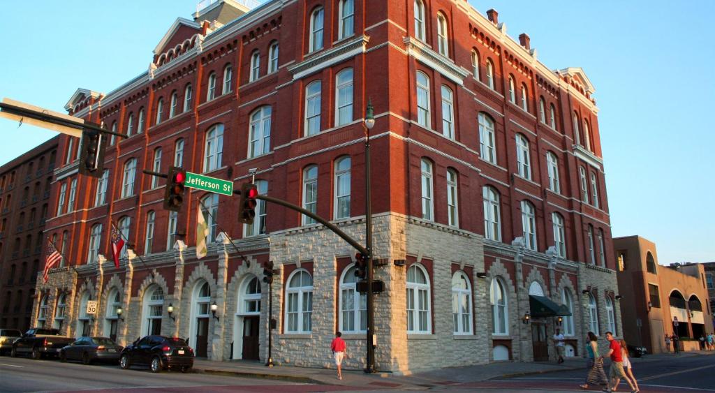 萨凡纳萨凡纳历史区英迪格酒店的红砖建筑,在街角,有红灯