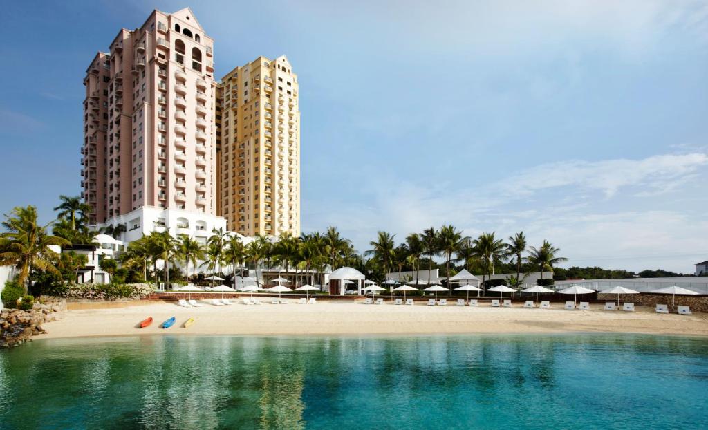 麦克坦宿务麦丹岛慕温匹克酒店的美丽的punta cana度假胜地享有海滩美景。