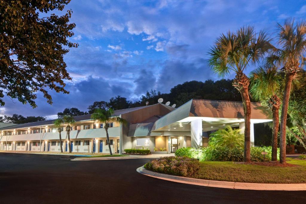 杰克逊维尔Studio 6-Jacksonville, FL - Baymeadows的享有棕榈树建筑的外部景色