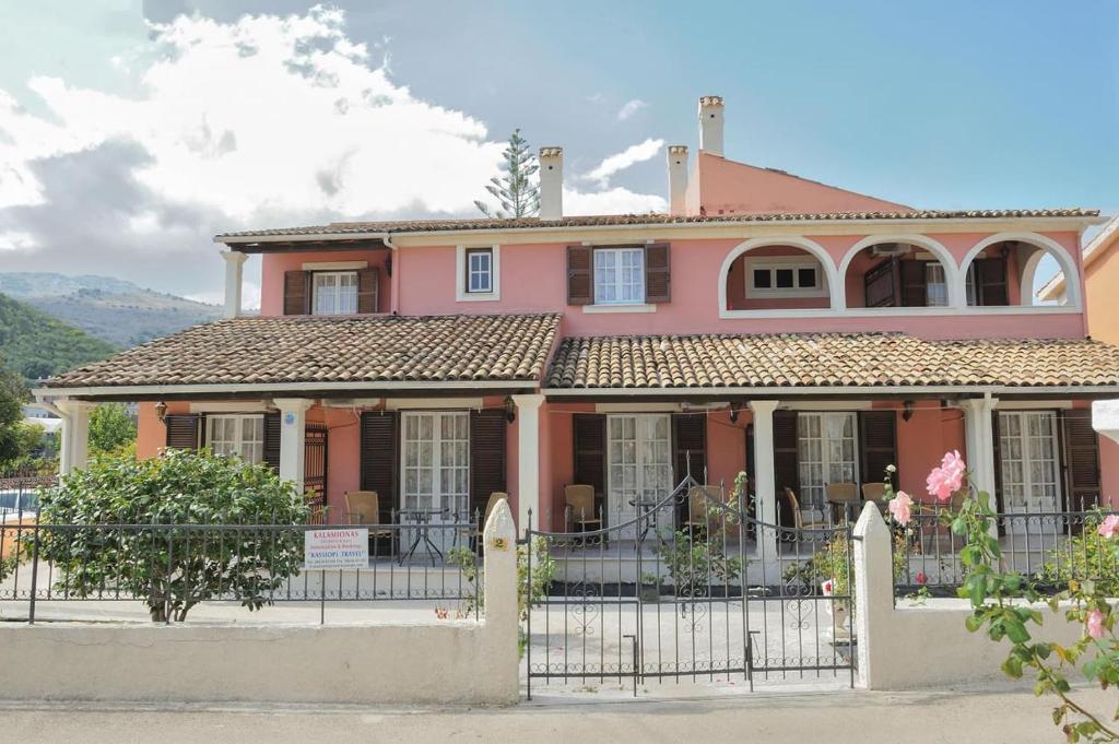 卡西奥皮卡拉米奥纳斯公寓的粉红色的房子,前面有栅栏