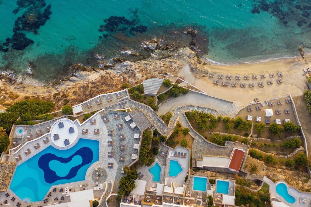 圣爱奥尼斯米科诺斯米科诺斯大酒店及度假村的海滩附近度假村的空中景致