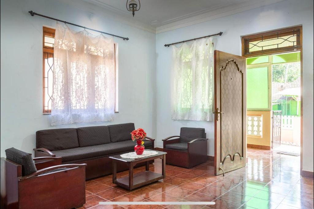 Cozy 2BHK villa in South Goa near the Beach!!的休息区