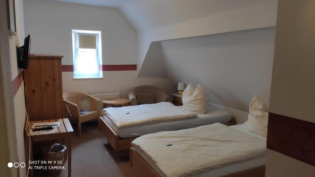 萨尔茨吉特Lichtenberger Hof的酒店客房设有两张床和窗户。