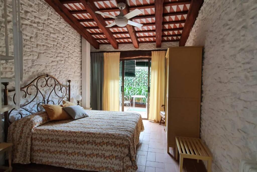 佩拉托拉达Ca la Caterina的一间卧室配有一张床和吊扇