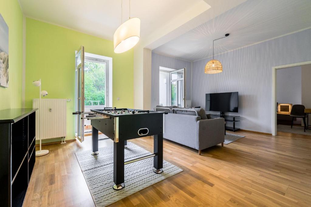 莱比锡Große Freiheit的客厅配有乒乓球桌