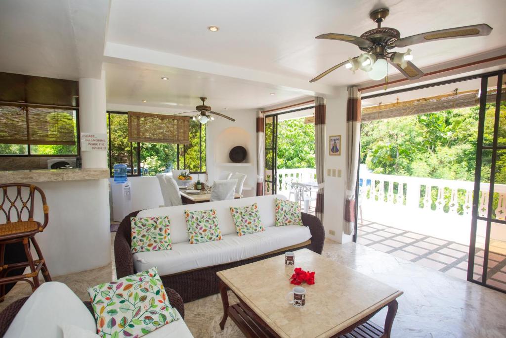 长滩岛Franky Villa的客厅配有沙发和桌子