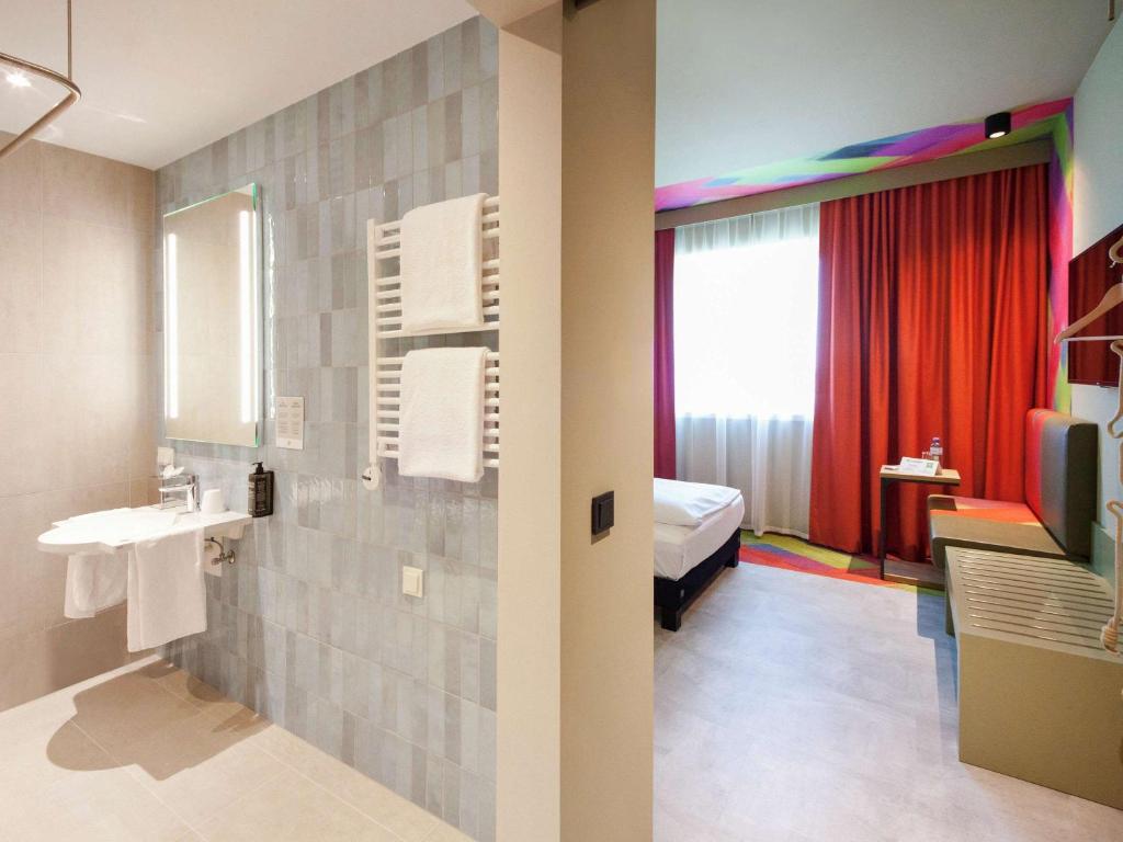 ibis Styles Parndorf Neusiedler See客房内的一张或多张床位