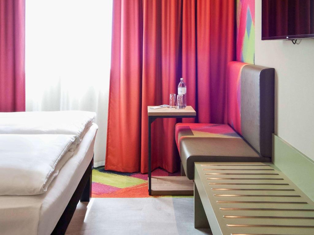 ibis Styles Parndorf Neusiedler See客房内的一张或多张床位