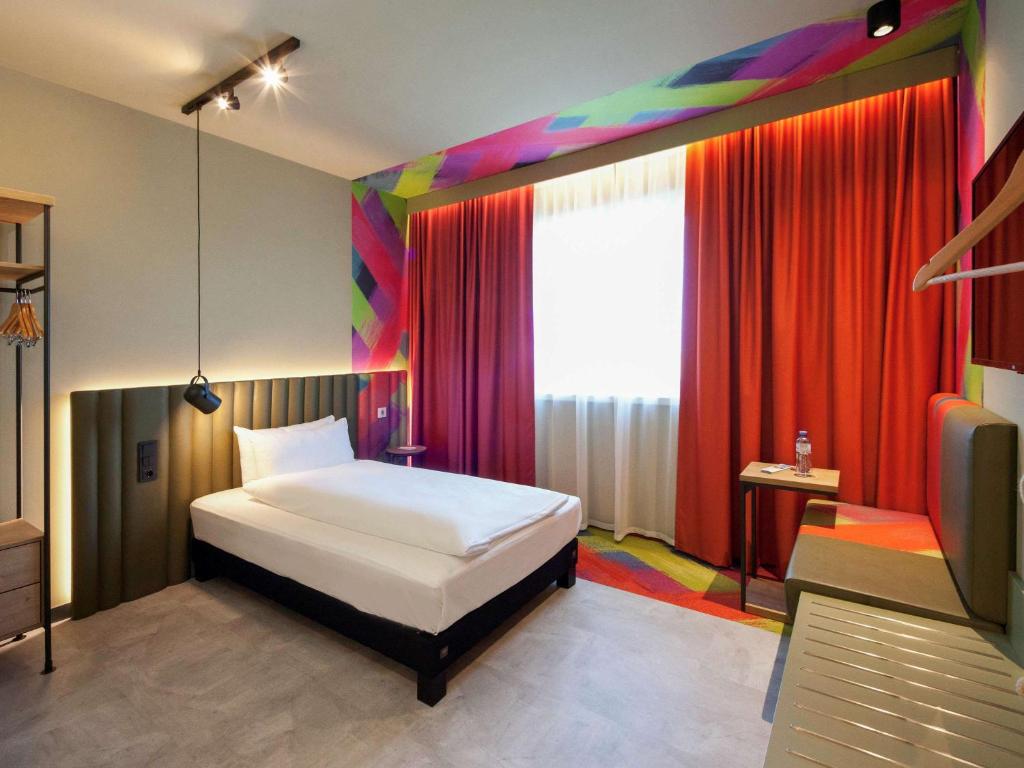 ibis Styles Parndorf Neusiedler See客房内的一张或多张床位