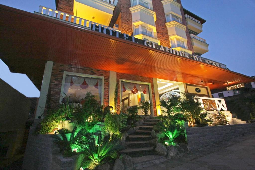 格拉玛多达塞拉魅力酒店的前面有楼梯和植物的建筑