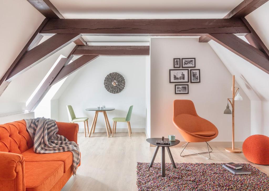 阿姆斯特丹Wittenberg by Cove的阁楼客厅配有橙色沙发和椅子