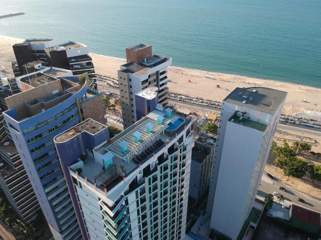 福塔莱萨巴西热带酒店的享有城市的空中景色,拥有海滩和建筑