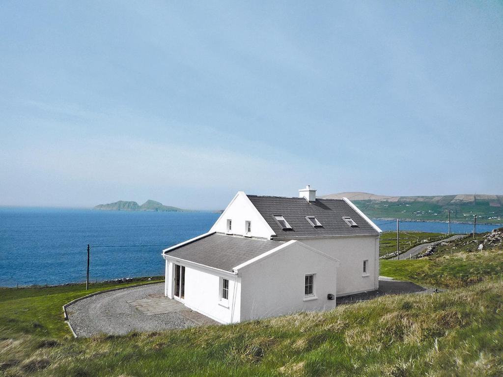 巴林斯凯利格斯Allaghee Mor St Finians Bay的海边小山上的白色房子