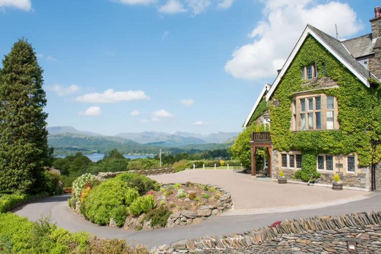 温德米尔Holbeck Ghyll Country House Hotel with Stunning Lake Views的常春藤生长在房子的一侧