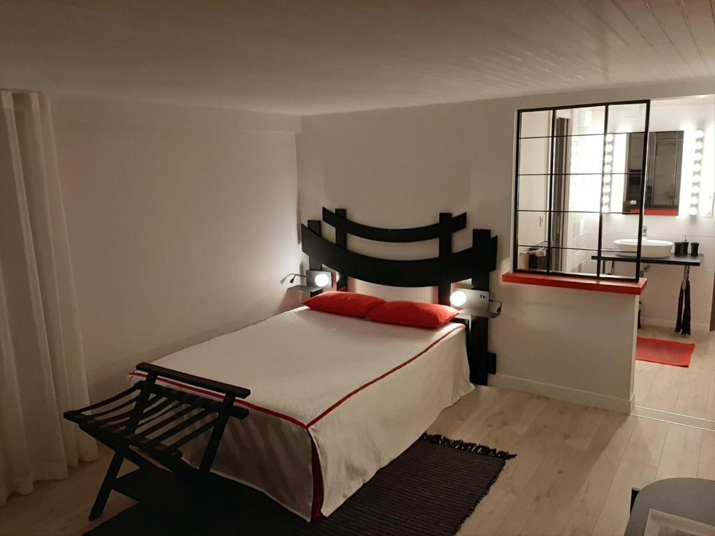Fontaine-le-ComteSAKURA的一间卧室配有一张带黑色床头板的床和窗户