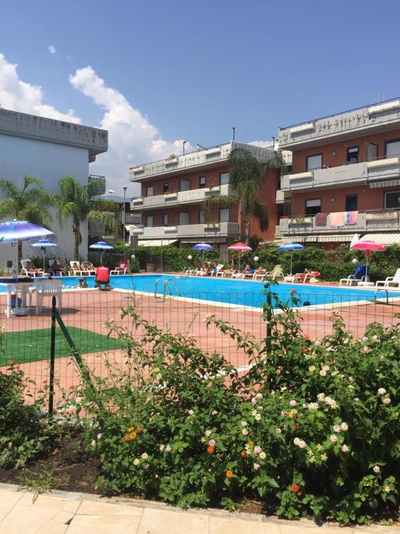丰达切洛Taormina Mare Piscina Fondachello的酒店前的游泳池